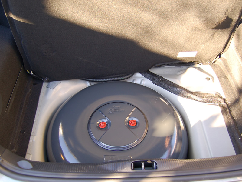 Bombola GPL installato su bagagliaio auto